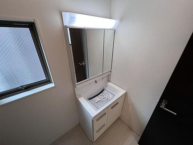 洗面化粧台です。朝の身支度から1日が始まります。