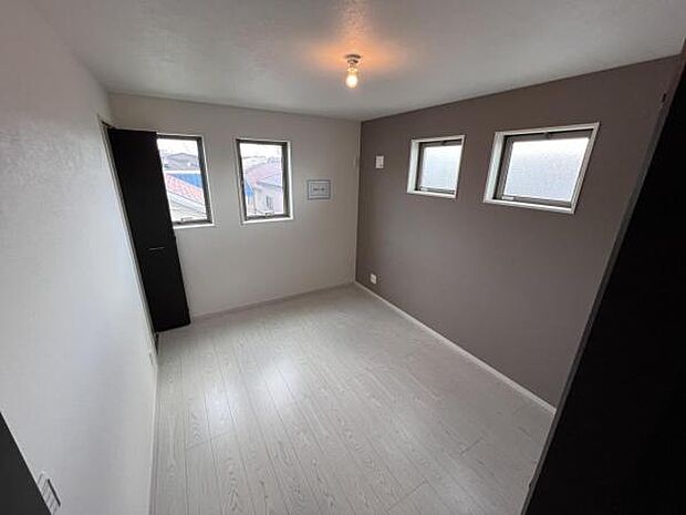 2面採光を確保した室内は、明るく風通しも良く、大変居心地の良い空間となっております。