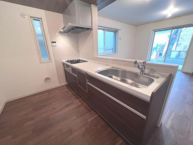 リビングが見渡せ、料理中も会話が弾む対面式キッチンです。