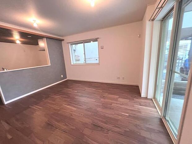 お食事中もキッチンと会話が楽しめるダイニングスペース。