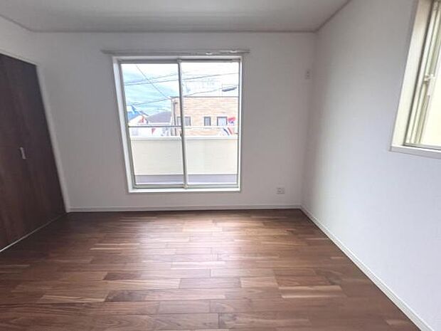 木の温もりが優しいフローリングの収納スペース付き洋室です。