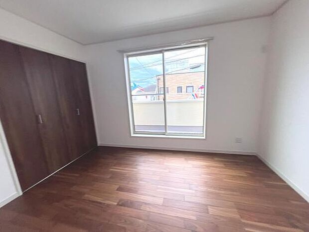 洋室は、風通しが良く明るく快適な空間です。ゆったりと読書など、趣味にも没頭できプライベート時間もお寛ぎ頂けそうです。