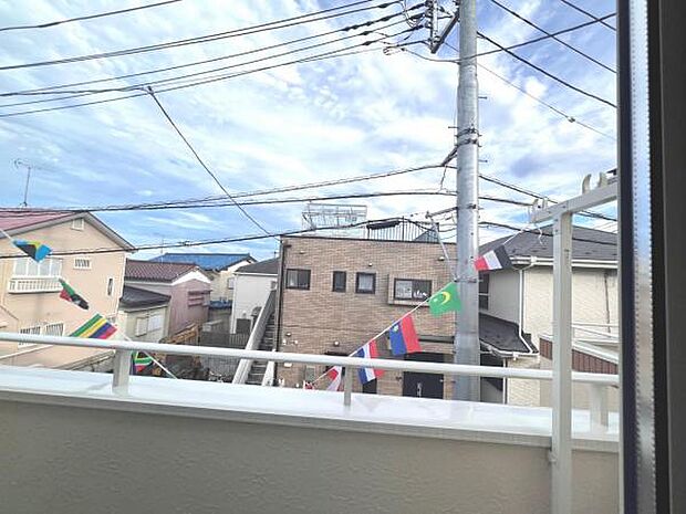 バルコニーからの眺望です。明るい陽射しを浴びながらゆったりと過ごすのも良いですね。