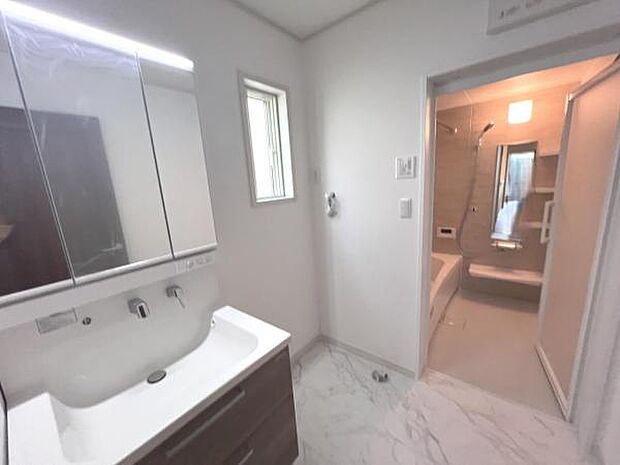 独立洗面台の横にはランドリースペースがございます。