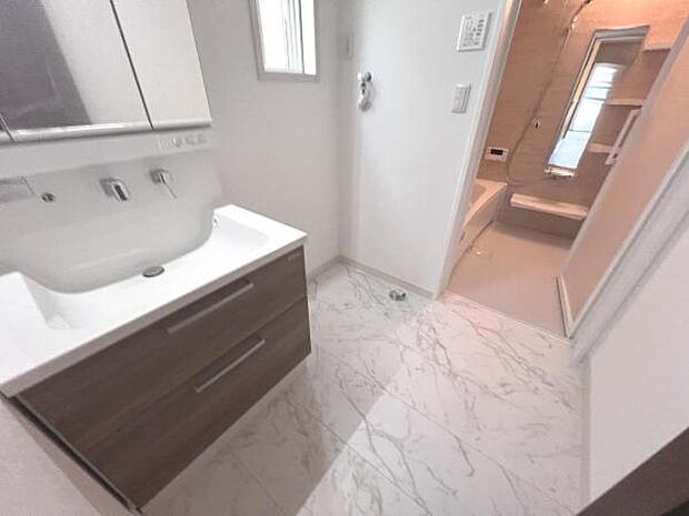 快適で清潔感がある脱衣スペースです。