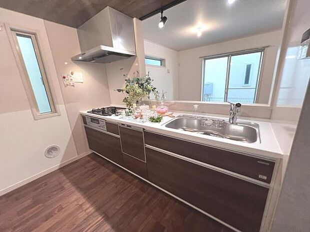 リビングが見渡せ、料理中も会話が弾む対面式キッチンです。