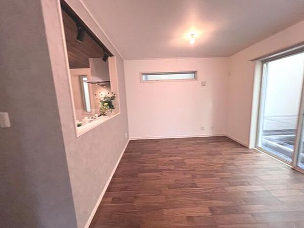 お食事中もキッチンと会話が楽しめるダイニングスペース。