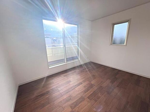 木の温もりが優しいフローリングの収納スペース付き洋室です。