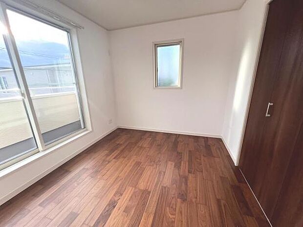 洋室は、風通しが良く明るく快適な空間です。ゆったりと読書など、趣味にも没頭できプライベート時間もお寛ぎ頂けそうです。