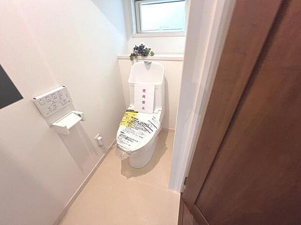 シャワー洗浄機能付のトイレは、清潔感が印象的な空間ですね。