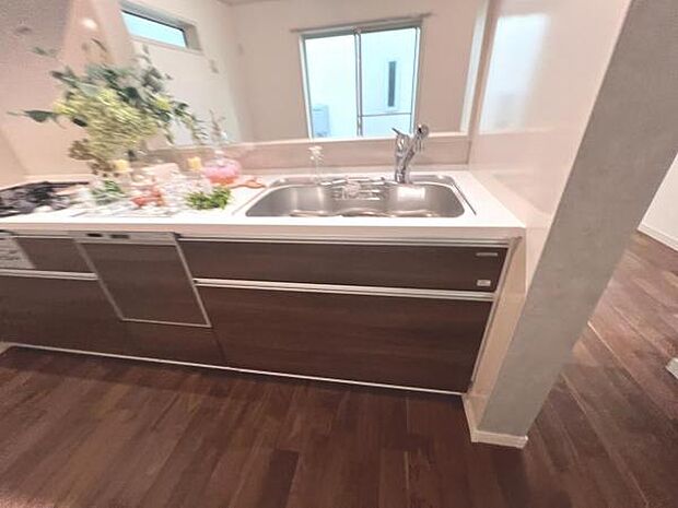 ご家族を見守りながら家事が捗る対面式キッチン。お料理をしながらご家族のサポートも可能です。