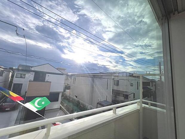 バルコニーからの眺望です。明るい陽射しを浴びながらゆったりと過ごすのも良いですね。