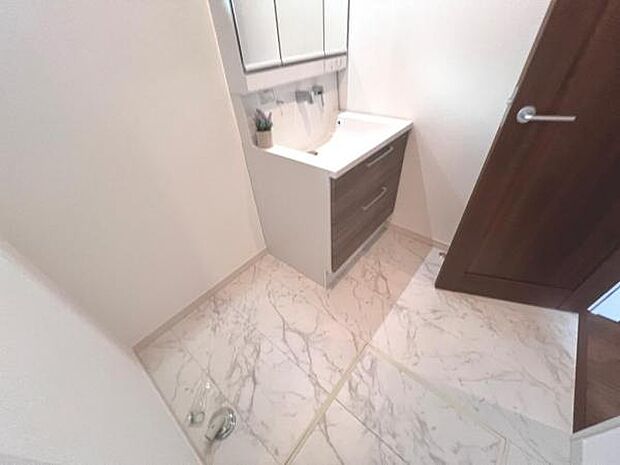 脱衣所は小さなお子様がいるご家庭にも重宝されます。