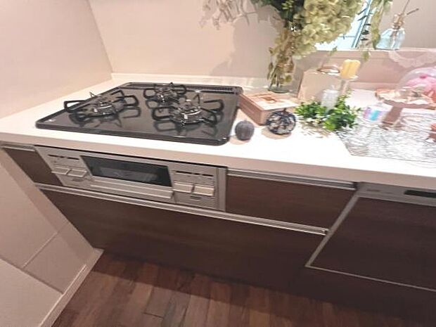 作業スペースが広く家事動線をゆったりと確保できるキッチンです。