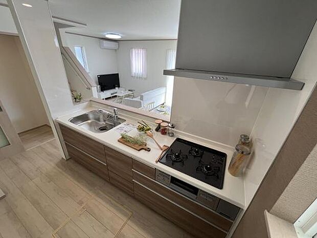 作業スペースが広く家事動線をゆったりと確保できるキッチンです。