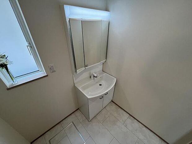 洗面化粧台です。朝の身支度から1日が始まります。