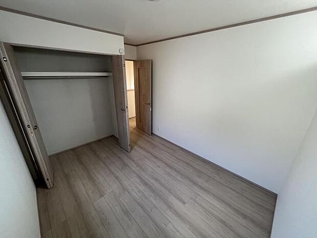 いつでもお部屋をスッキリお使い頂ける収納スペースを設置。