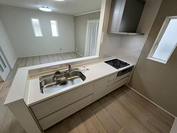 作業スペースが広く家事動線をゆったりと確保できるキッチンです。