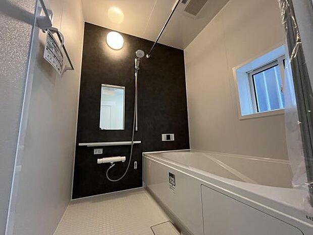 スタイリッシュな浴室で1日の疲れをゆったり癒されるのもいいですね。