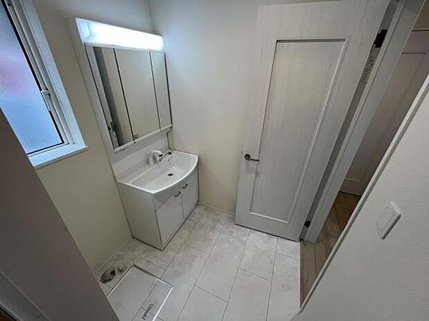 快適で清潔感がある脱衣スペースです。