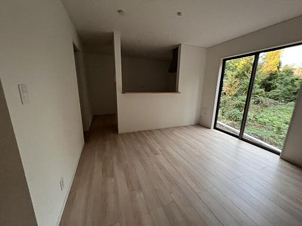 お食事中もキッチンと会話が楽しめるダイニングスペーゆったりとした開放的なダイニングキッチンスペースで