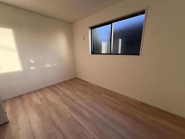 寝室にもご利用いただける居室スペースです明るい広々とした主寝室でご家族ゆっくりお休みになれま