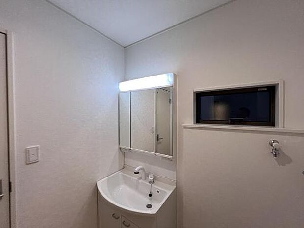 洗面化粧台です。朝の身支度から1日が始まります。収納力と機能性に優れたお手入れラクラク洗面化粧台です