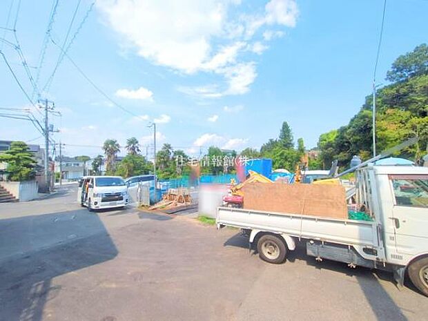 前面道路を含めた現地写真です。