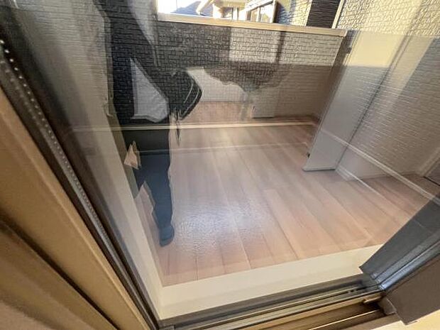 お洗濯ものを気持ち良く太陽の光で干せるのが嬉しいですね開放感あふれる広々としたバルコニーはお洗濯はも