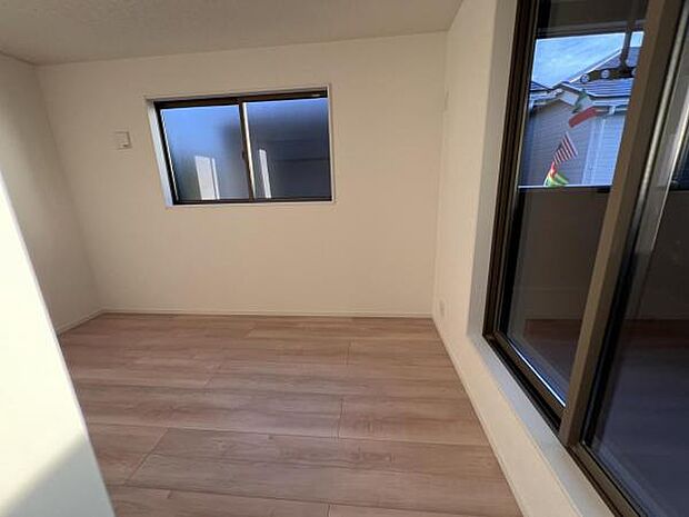 自分好みのアレンジで居心地の良い空間になりそうです洋室は風通しが良く明るく快適な空間ですゆったりと読