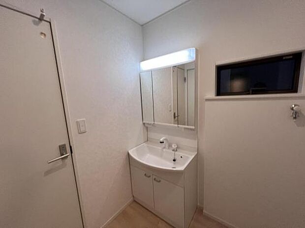 脱衣所は小さなお子様がいるご家庭にも重宝されます。快適で清潔感がある脱衣スペースです。