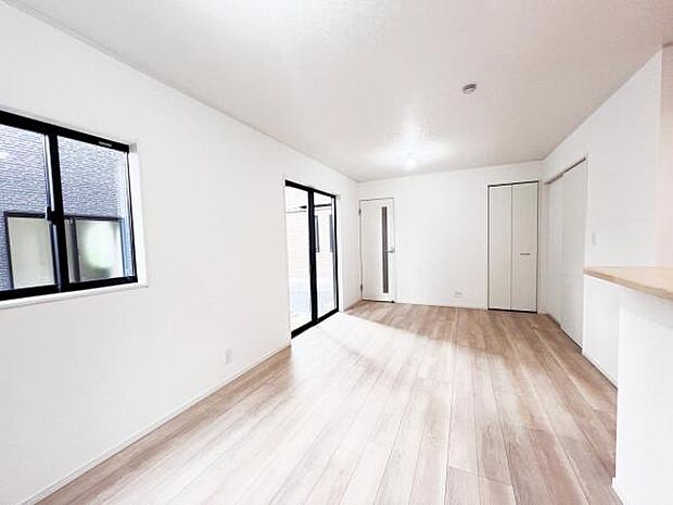 お食事中もキッチンと会話が楽しめるダイニングスペース。