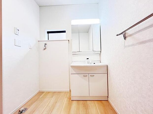 洗面化粧台です。朝の身支度から1日が始まります。