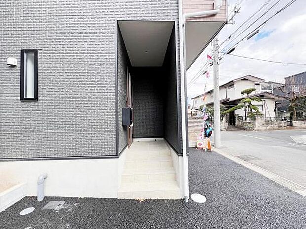 綺麗で明るい玄関でお客様をお迎えいただけます。