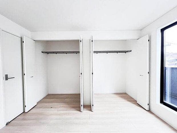 いつでもお部屋をスッキリお使い頂ける収納スペースを設置。