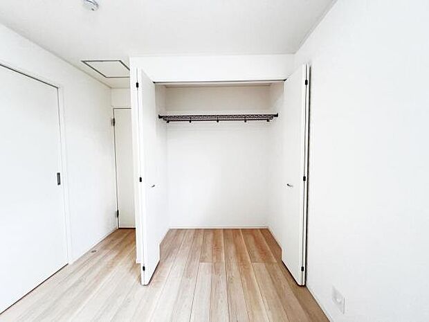 中の物を確認しやすく、取り出しやすい収納スペース。お部屋を広々とお使いいただけます。