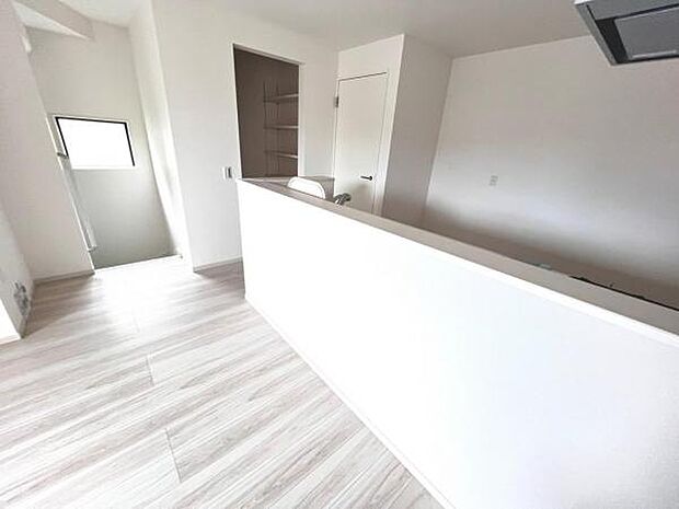 お食事中もキッチンと会話が楽しめるダイニングスペース。