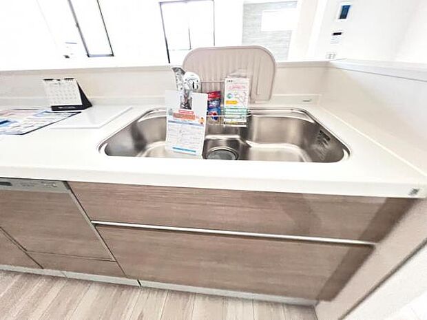 ご家族を見守りながら家事が捗る対面式キッチン。お料理をしながらご家族のサポートも可能です。