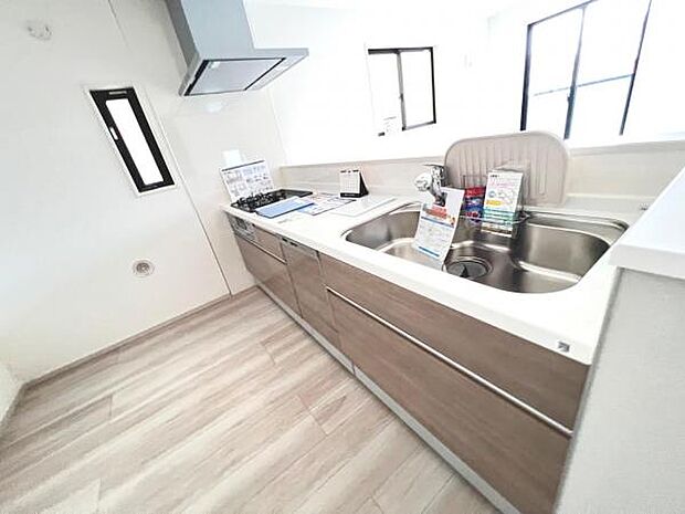 リビングが見渡せ、料理中も会話が弾む対面式キッチンです。