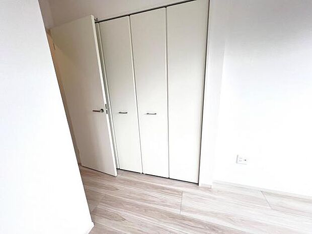 いつでもお部屋をスッキリお使い頂ける収納スペースを設置。