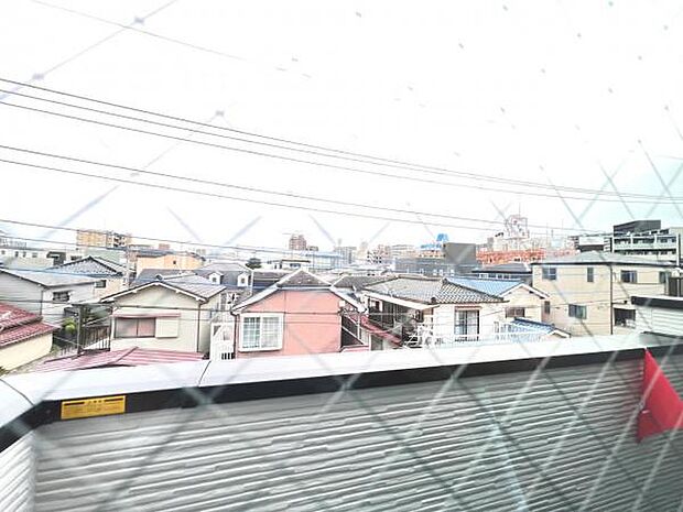 バルコニーからの眺望です。明るい陽射しを浴びながらゆったりと過ごすのも良いですね。