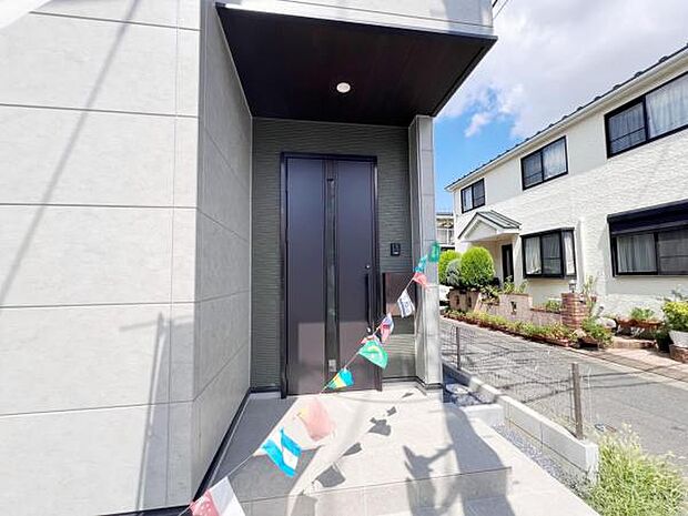 綺麗で明るい玄関でお客様をお迎えいただけます。