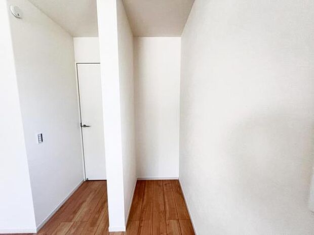 いつでもお部屋をスッキリお使い頂ける収納スペースを設置。