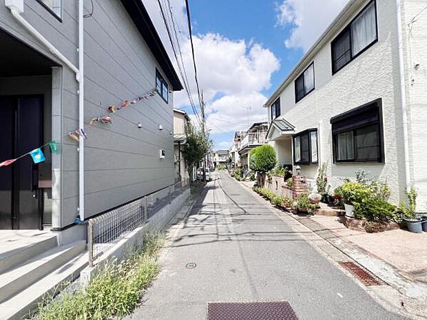 前面道路を含めた現地写真です。