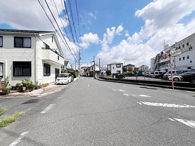 前面道路を含めた現地写真です。ぜひ周辺環境も併せてご覧ください。