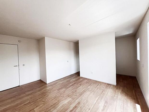 木の温もりが優しいフローリングの収納スペース付き洋室です。