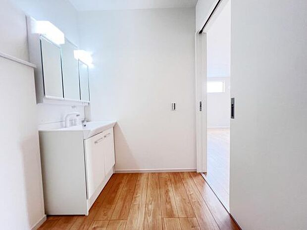 脱衣所は小さなお子様がいるご家庭にも重宝されます。