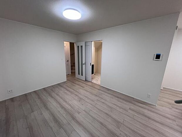 お食事中もキッチンと会話が楽しめるダイニングスペース。