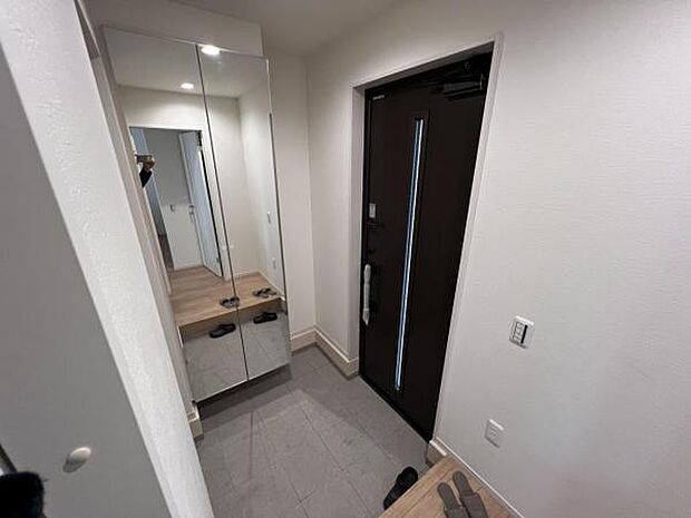 綺麗で明るい玄関でお客様をお迎えいただけます。