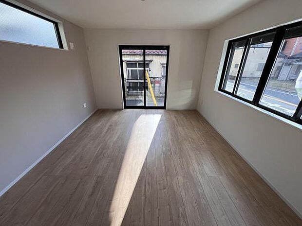 お食事中もキッチンと会話が楽しめるダイニングスペース。